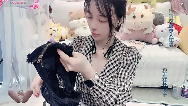 Snapshot of AKiKi711 chatting on 03/07/25, 02:36 AKiKi711 online show from 03/07/25, 02:36