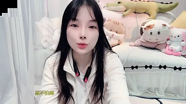 Snapshot of AKiKi711 chatting on 10/28/25, 04:31 AKiKi711 online show from 10/28/25, 04:31