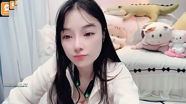 Snapshot of AKiKi711 chatting on 10/29/25, 04:37 AKiKi711 online show from 10/29/25, 04:37