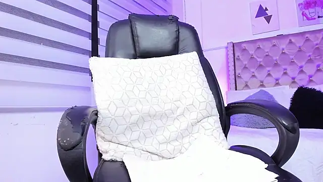 Danna Ramiirez online show from 12/24/24, 12:00