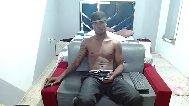 Snapshot of MiguelAngelxl chatting on 10/27/25, 04:44 MiguelAngelxl online show from 10/27/25, 04:44