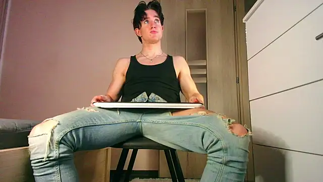 ChristianLevine  online show from 07/08/26, 05:39