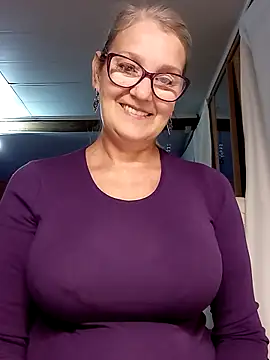 Snapshot of irinamaux chatting on 10/12/25, 05:28 irinamaux online show from 10/12/25, 05:28