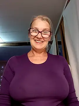 Snapshot of irinamaux chatting on 10/15/25, 06:46 irinamaux online show from 10/15/25, 06:46