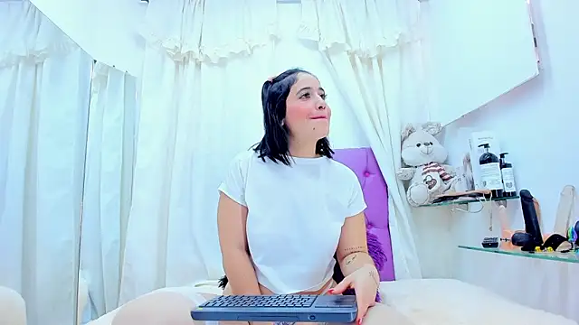 emily madrid online show from 01/05/25, 04:48
