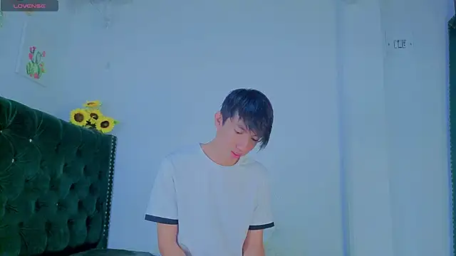 Snapshot of Levii_Ackermann chatting on 04/13/26, 01:49 Levii Ackermann online show from 04/13/26, 01:49