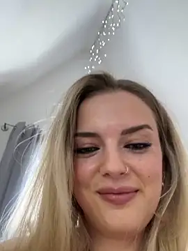 Snapshot of LexyGold chatting on 09/17/25, 01:24 LexyGold online show from 09/17/25, 01:24