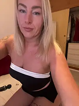 Snapshot of ChristyAdair chatting on 12/13/24, 03:54 ChristyAdair online show from 12/13/24, 03:54