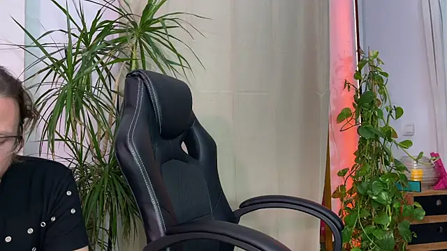 Snapshot of TheWildMiu chatting on 12/11/24, 12:33 TheWildMiu online show from 12/11/24, 12:33