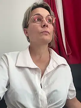 Snapshot of marinella07 chatting on 10/22/25, 11:10 marinella07 online show from 10/22/25, 11:10