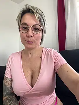 Snapshot of marinella07 chatting on 01/15/26, 11:48 marinella07 online show from 01/15/26, 11:48