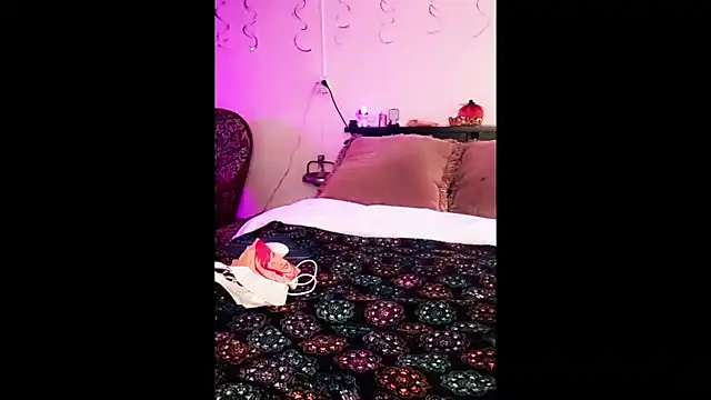 Snapshot of samone9 chatting on 10/25/25, 07:52 samone9 online show from 10/25/25, 07:52