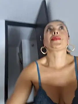lauramcdowell1 online show from 12/04/24, 12:30