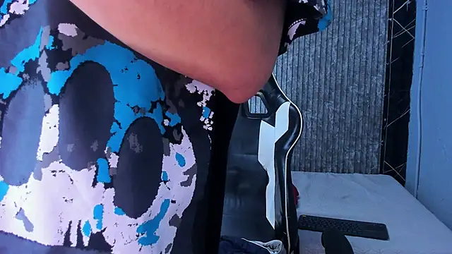 Snapshot of Mike_0233_ chatting on 10/17/25, 05:32 Mike 0233 online show from 10/17/25, 05:32