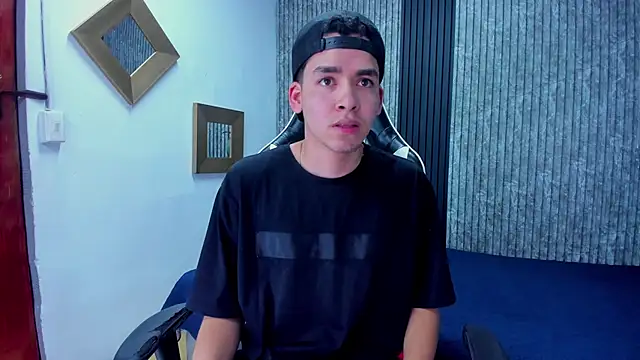 Snapshot of Mike_0233_ chatting on 10/29/25, 04:26 Mike 0233 online show from 10/29/25, 04:26