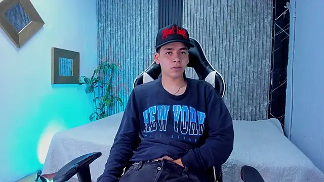 Snapshot of Mike_0233_ chatting on 10/30/25, 04:47 Mike 0233 online show from 10/30/25, 04:47