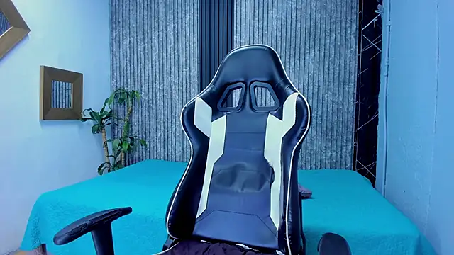 Snapshot of Mike_0233_ chatting on 10/31/25, 04:24 Mike 0233 online show from 10/31/25, 04:24