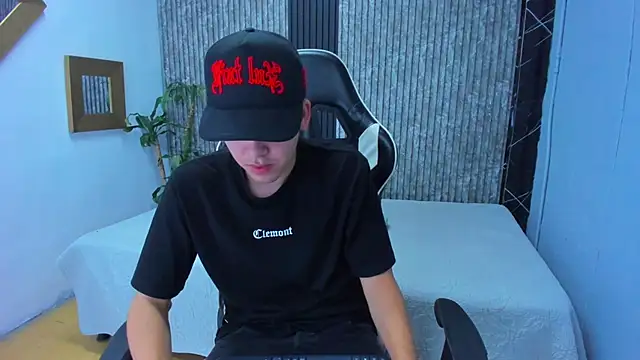 Snapshot of Mike_0233_ chatting on 11/01/25, 04:36 Mike 0233 online show from 11/01/25, 04:36