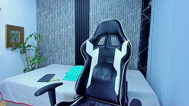 Snapshot of Mike_0233_ chatting on 11/05/25, 05:29 Mike 0233 online show from 11/05/25, 05:29