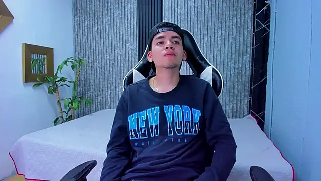 Snapshot of Mike_0233_ chatting on 11/06/25, 04:13 Mike 0233 online show from 11/06/25, 04:13