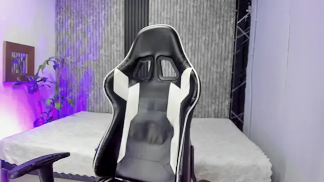 Snapshot of Mike_0233_ chatting on 11/07/25, 04:12 Mike 0233 online show from 11/07/25, 04:12