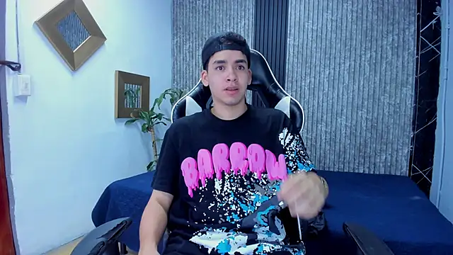 Snapshot of Mike_0233_ chatting on 11/12/25, 04:13 Mike 0233 online show from 11/12/25, 04:13