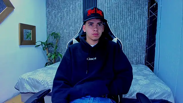 Snapshot of Mike_0233_ chatting on 11/16/25, 04:18 Mike 0233 online show from 11/16/25, 04:18