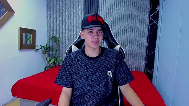 Snapshot of Mike_0233_ chatting on 11/18/25, 03:56 Mike 0233 online show from 11/18/25, 03:56