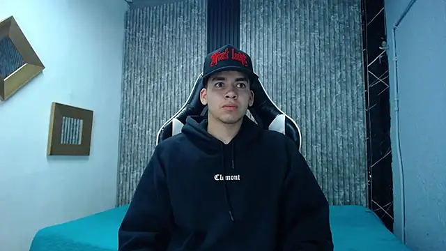 Snapshot of Mike_0233_ chatting on 11/21/25, 05:06 Mike 0233 online show from 11/21/25, 05:06