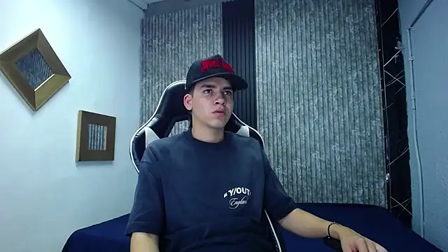 Snapshot of Mike_0233_ chatting on 11/23/25, 04:34 Mike 0233 online show from 11/23/25, 04:34