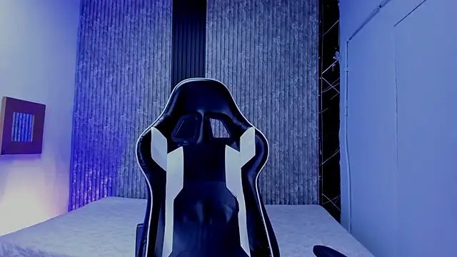 Snapshot of Mike_0233_ chatting on 11/25/25, 04:45 Mike 0233 online show from 11/25/25, 04:45