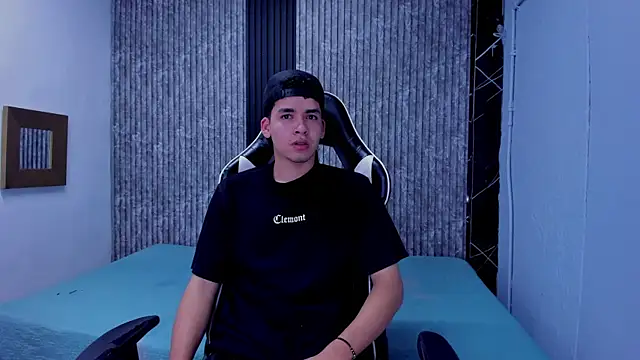 Snapshot of Mike_0233_ chatting on 11/27/25, 04:36 Mike 0233 online show from 11/27/25, 04:36