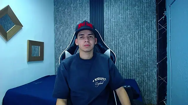 Snapshot of Mike_0233_ chatting on 11/28/25, 04:04 Mike 0233 online show from 11/28/25, 04:04