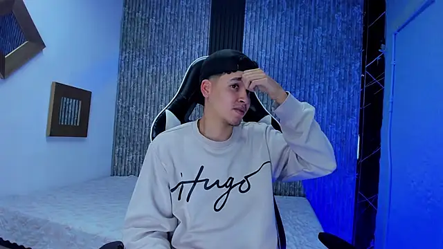 Snapshot of Mike_0233_ chatting on 11/29/25, 04:37 Mike 0233 online show from 11/29/25, 04:37