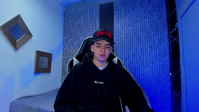 Snapshot of Mike_0233_ chatting on 12/02/25, 04:18 Mike 0233 online show from 12/02/25, 04:18