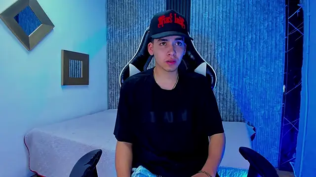 Snapshot of Mike_0233_ chatting on 12/04/25, 04:22 Mike 0233 online show from 12/04/25, 04:22