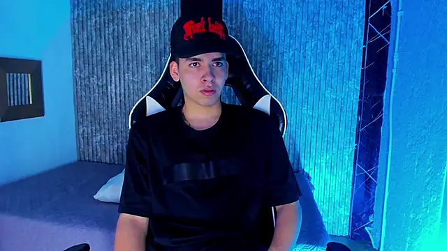 Snapshot of Mike_0233_ chatting on 12/14/25, 04:29 Mike 0233 online show from 12/14/25, 04:29