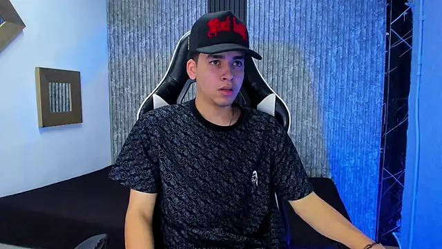 Snapshot of Mike_0233_ chatting on 12/16/25, 04:28 Mike 0233 online show from 12/16/25, 04:28