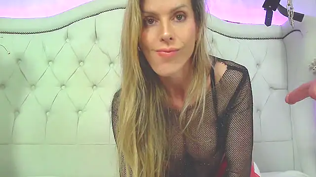 Snapshot of carolinesampaio chatting on 11/09/25, 01:15 carolinesampaio online show from 11/09/25, 01:15