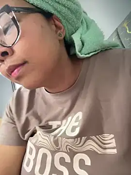 Snapshot of XMara chatting on 11/11/25, 05:46 XMara online show from 11/11/25, 05:46