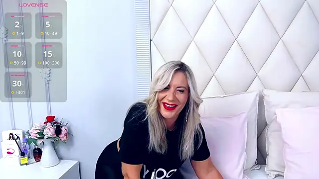 Snapshot of GinaBear chatting on 09/24/25, 06:55 GinaBear online show from 09/24/25, 06:55