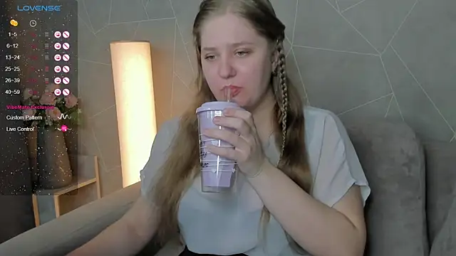Snapshot of Megan_Violer chatting on 12/12/24, 06:21 Megan Violer online show from 12/12/24, 06:21