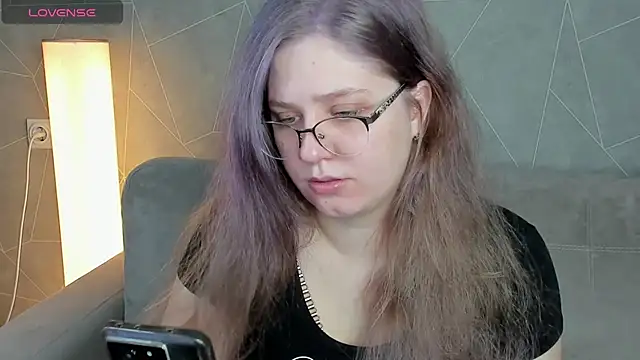 Snapshot of Megan_Violer chatting on 12/18/24, 03:44 Megan Violer online show from 12/18/24, 03:44