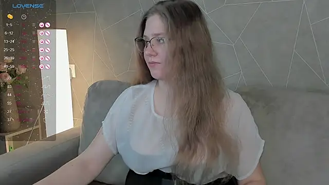 Snapshot of Megan_Violer chatting on 12/23/24, 03:44 Megan Violer online show from 12/23/24, 03:44