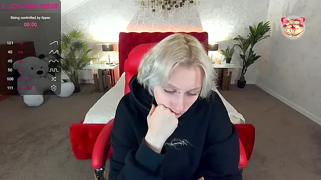LunaaMayy online show from 12/03/24, 05:45