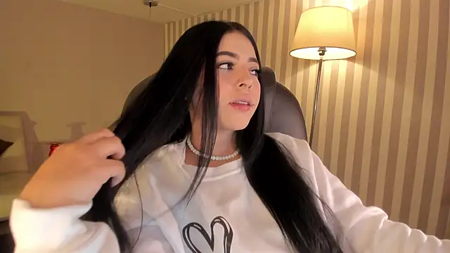 Snapshot of Maaiitee chatting on 11/24/25, 01:44 Maaiitee online show from 11/24/25, 01:44