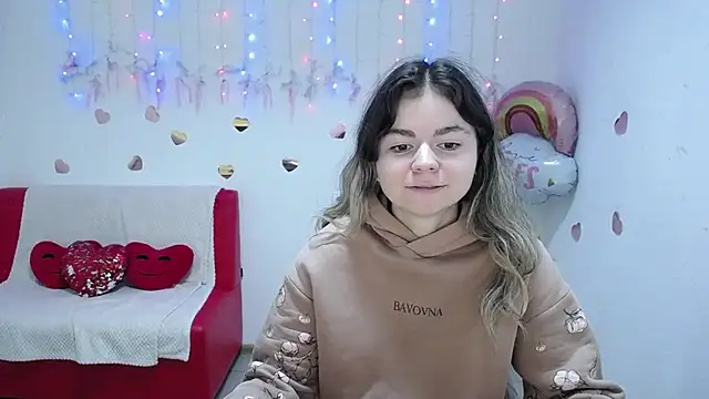 Snapshot of TinaRedly chatting on 10/13/25, 05:24 TinaRedly online show from 10/13/25, 05:24