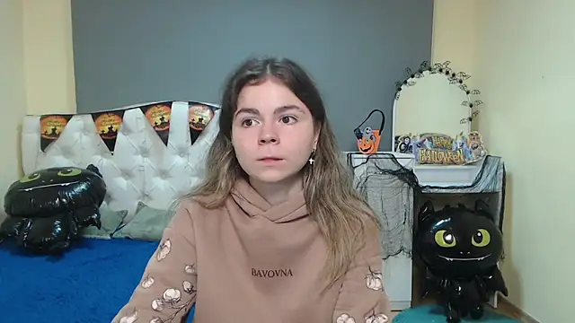 Snapshot of TinaRedly chatting on 10/19/25, 05:35 TinaRedly online show from 10/19/25, 05:35