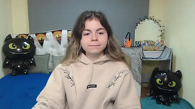 Snapshot of TinaRedly chatting on 10/23/25, 06:02 TinaRedly online show from 10/23/25, 06:02