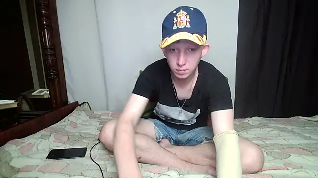 Snapshot of Fox_man_love chatting on 09/14/25, 03:22 Fox man love online show from 09/14/25, 03:22